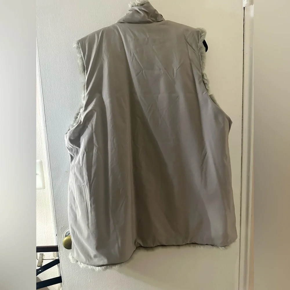 Plus Size faux fur vest - Picture 8 of 9